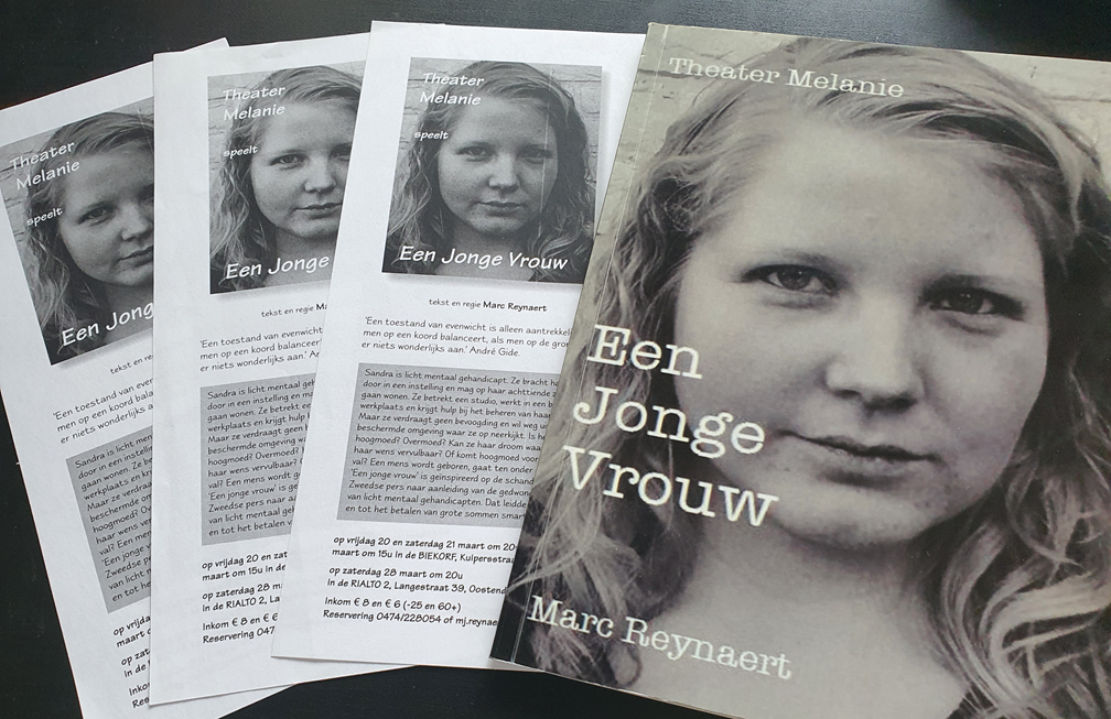 vrouw kaft en flyers
